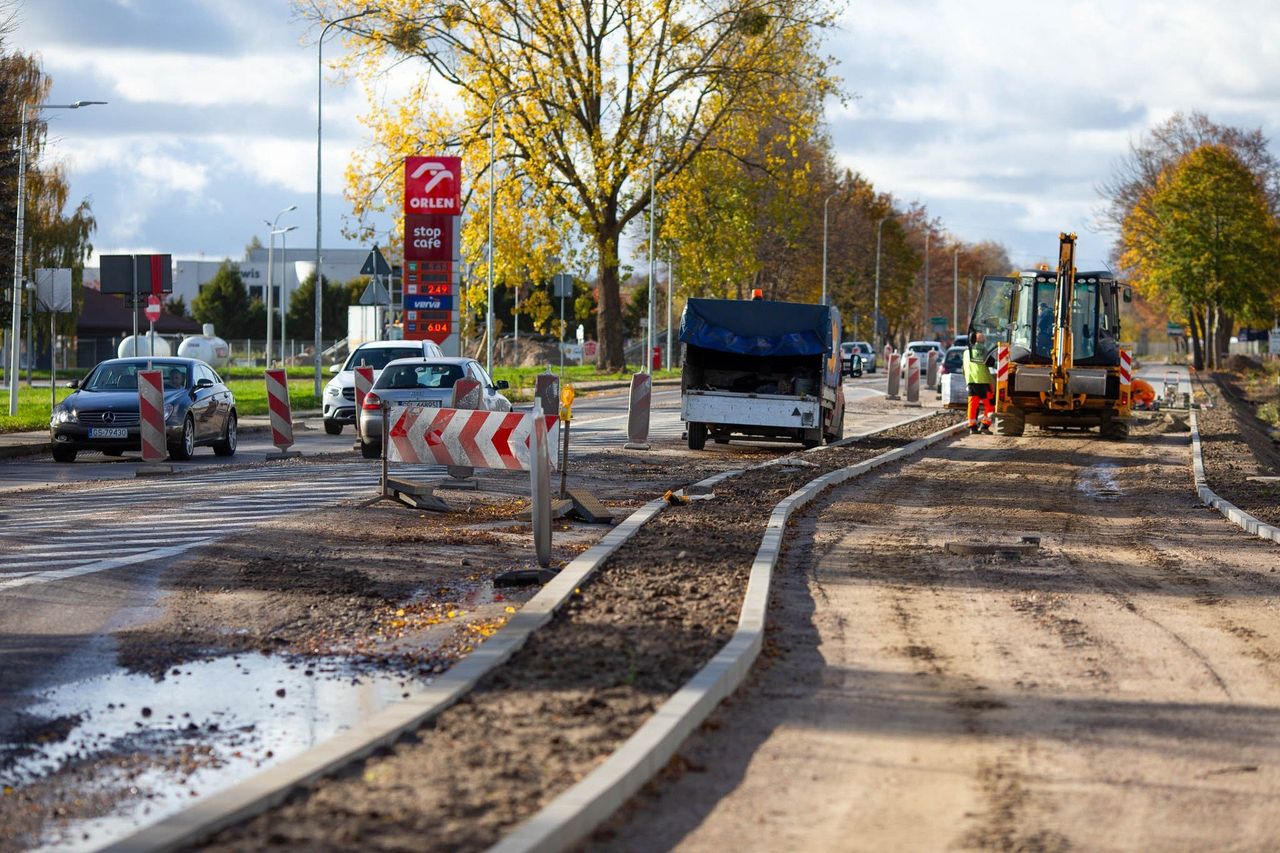 Gmina Kobylnica: Trwa remont kluczowej ulicy. Powstają chodniki, będzie nowa nawierzchnia