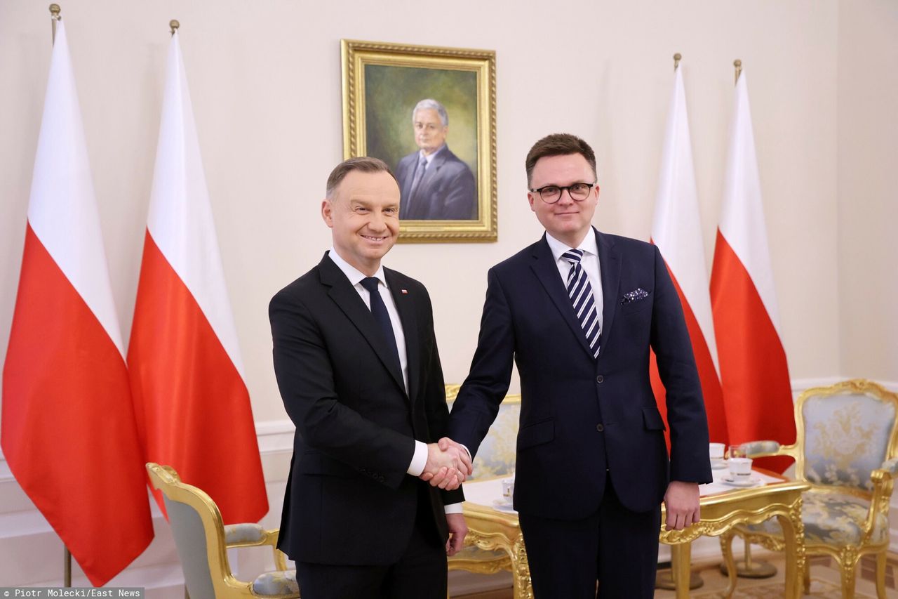 Były uśmiechy i uściski. Hołownia już u Dudy