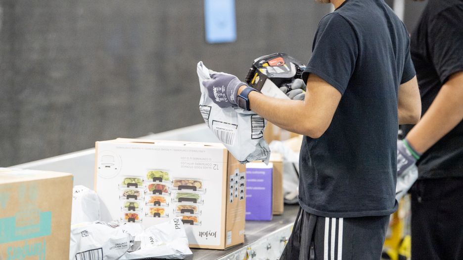 Amazon szykuje się na wzmożony ruch zakupowy 