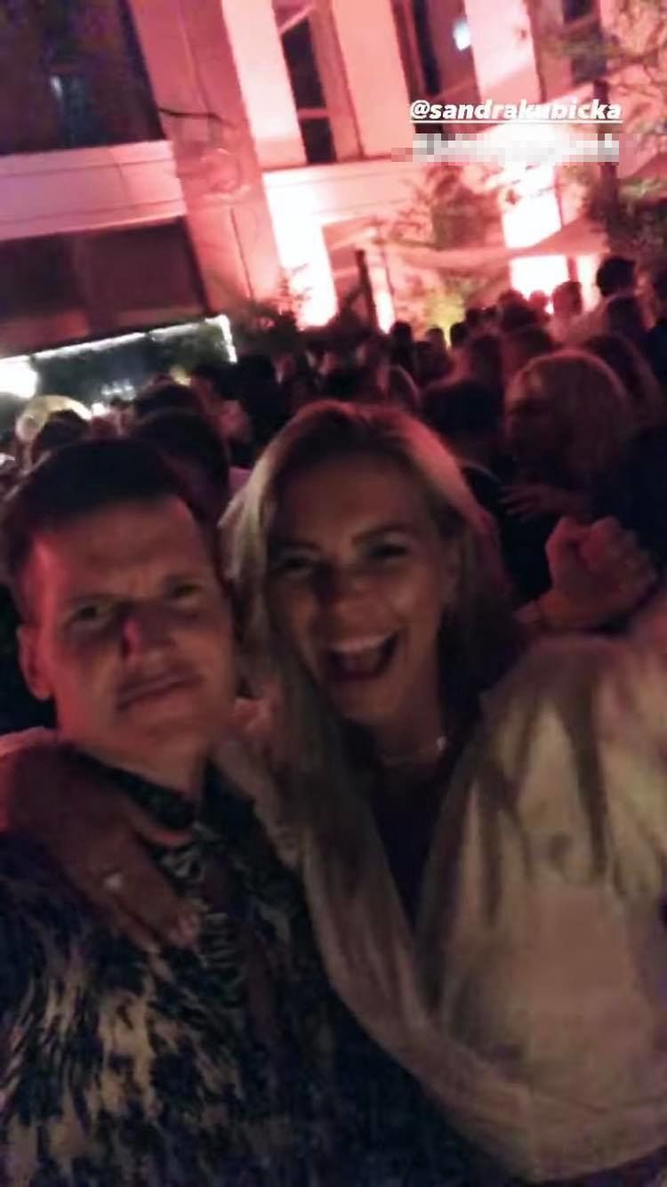 Julia Wieniawa baluje w zatłoczonym klubie z Sandrą Kubicką