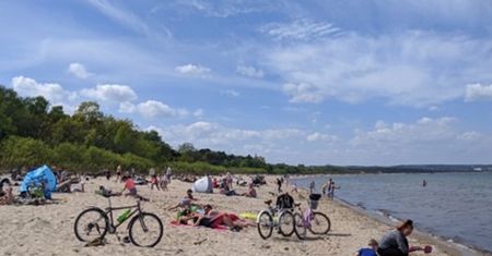 Gdańsk. Tak wygląda sytuacja na plaży: "Ściągają maseczki i piją piwo"