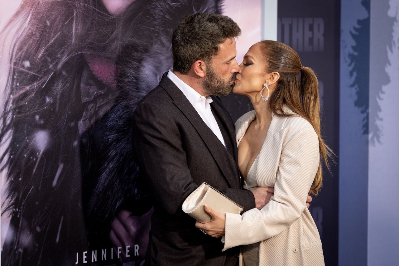 Jennifer Lopez i Ben Affleck całują się na czerwonym dywanie 
