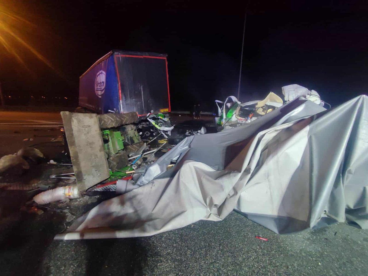 Śmiertelny wypadek na A1. Auto dostawcze zderzyło się z ciężarówką w pobliżu węzła Łódź Północ