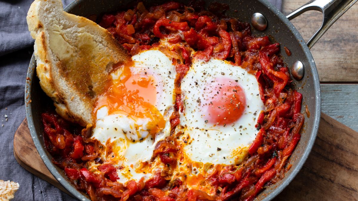 Szakszuka z dodatkiem nduji zachwyci każde podniebienie