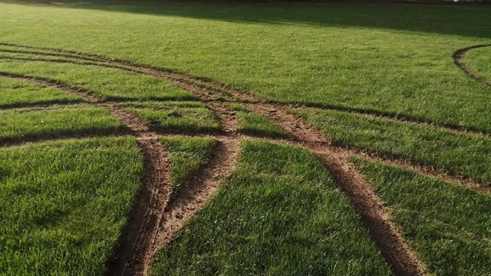 Kierowca bmw zniszczył boisko piłkarskie