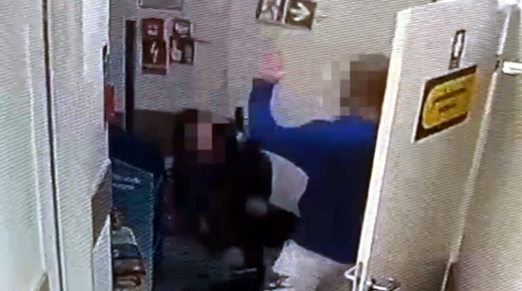 Nietrzeźwy 16-latek złamał ochroniarzowi kość czaszki i twarzoczaszki za butelkę alkoholu [WIDEO]