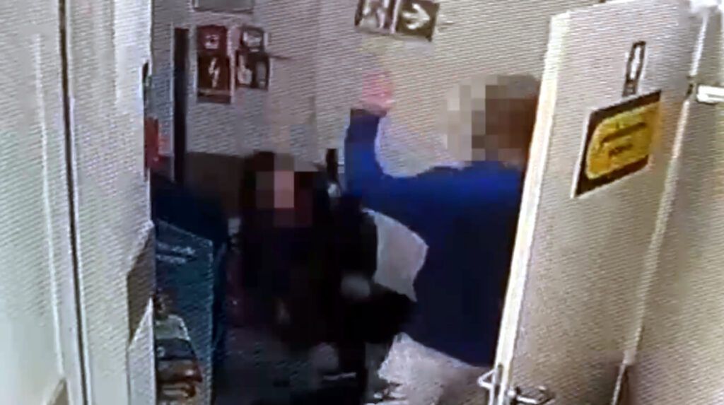 Nietrzeźwy 16-latek złamał ochroniarzowi kość czaszki i twarzoczaszki za butelkę alkoholu [WIDEO]