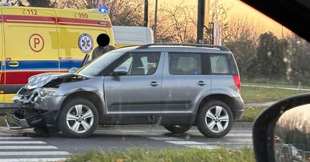 Z impetem wjechał w stojącego przed przejściem hyundaia. Ogromne korki na al. Tysiąclecia [ZDJĘCIA]
