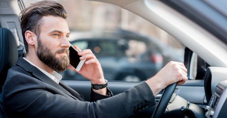 Bezsensowny zakaz? Korzystanie z telefonu bez znaczenia na reakcje kierowcy