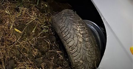 Wrocław. Uciekał w Daewoo przed policjantami. Aż urwał koło