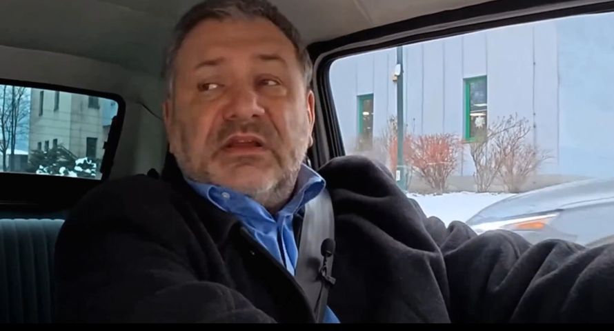 Minister Żurek wystąpił w podcaście jako kierowca. Nie ustąpił pierwszeństwa pieszej