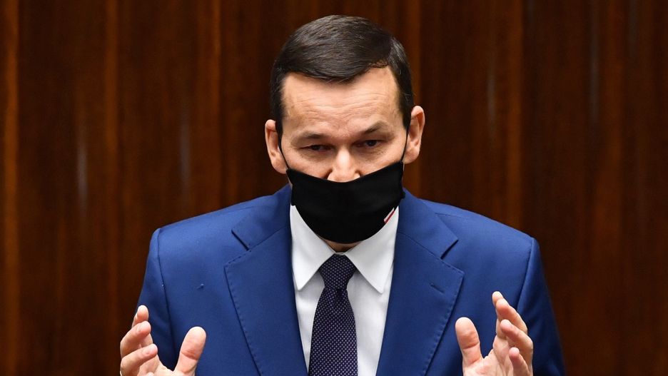 Premier Mateusz Morawiecki na sali obrad Sejmu, 21.10. Szef rządu przedstawił informacje na temat stanu przygotowania państwa na rosnącą falę zakażeń koronawirusem SARS-CoV-2 i wywoływanej nim choroby COVID-19.