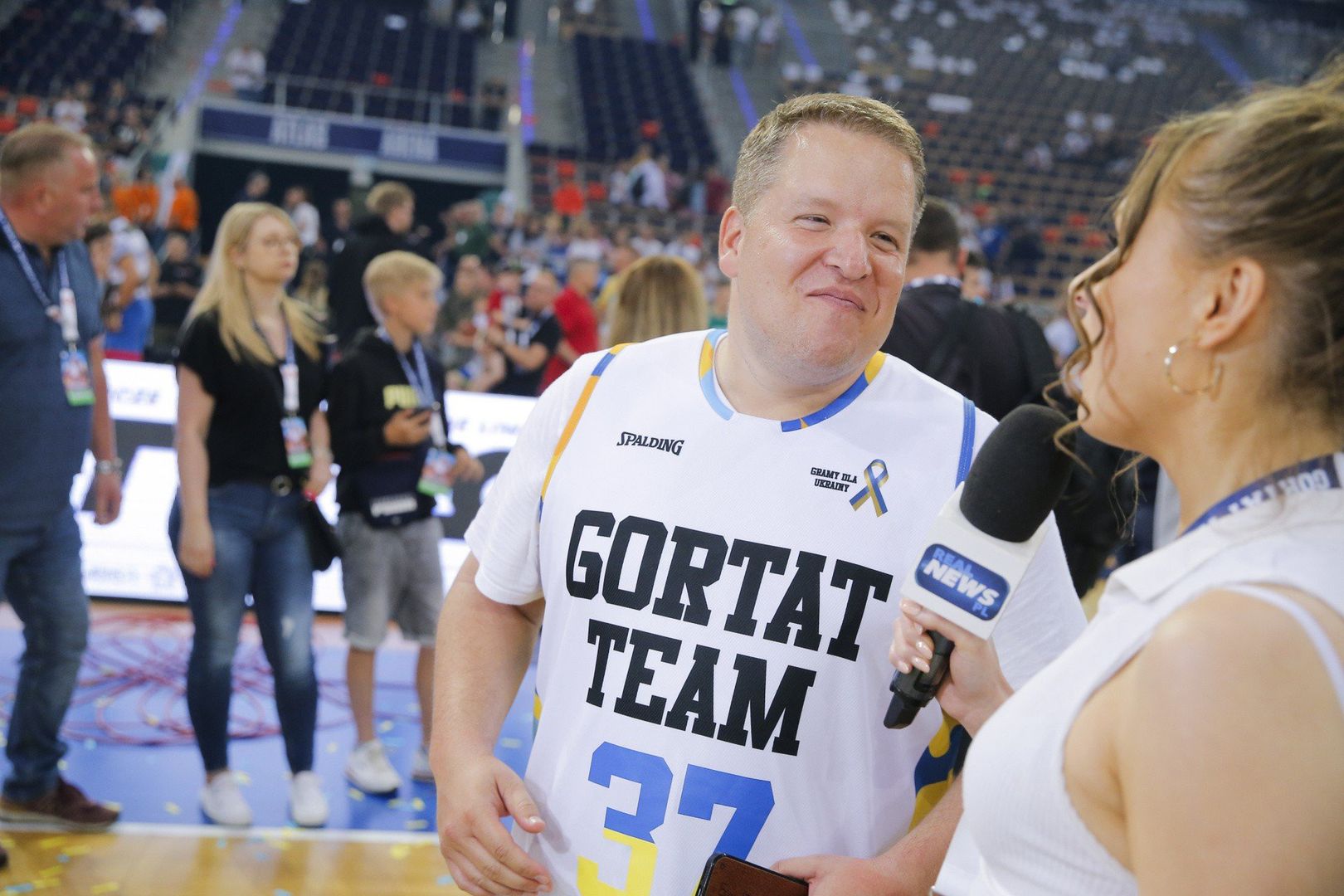 Łukasz Lotek Lodkowski przyszedł na świat 24 stycznia 1985 roku w Warszawie. Obecnie ma 40 lat. Na zdjęciu Łukasz Lotek Lodkowski przed meczem koszykówki. Rok 2022. Jeśli jesteście ciekawi, jak wygląda narzeczona Łukasza Lotka Lodkowskiego, zajrzyjcie do naszej galerii. Znajdziecie tam aktualne zdjęcia Katarzyny Sobieskiej, które pokazują jej urok i styl &gt;&gt;&gt;