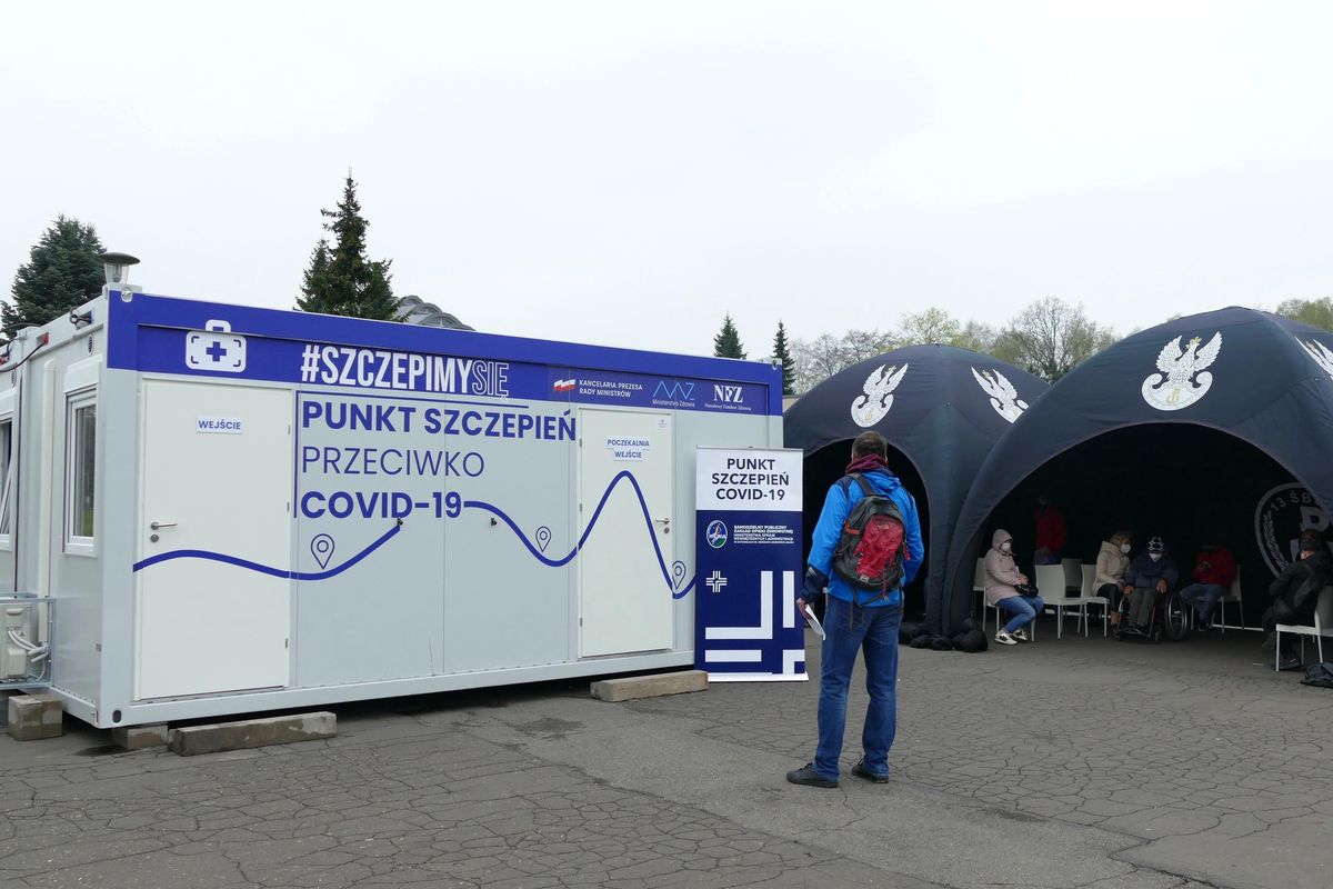 Śląskie. Podczas majówki obok "Kapelusza" w Parku Śląskim działał tymczasowy punkt szczepień.