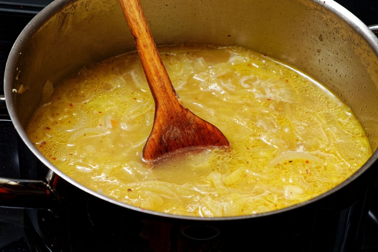 Tą rozgrzewającą zupą zajadają się nie tylko Francuzi. Nasi sąsiedzi mają swój sprawdzony przepis