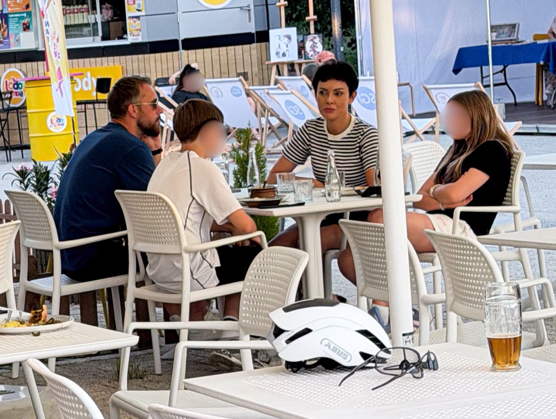 Dorota Gardias z partnerem i dziećmi w restauracji