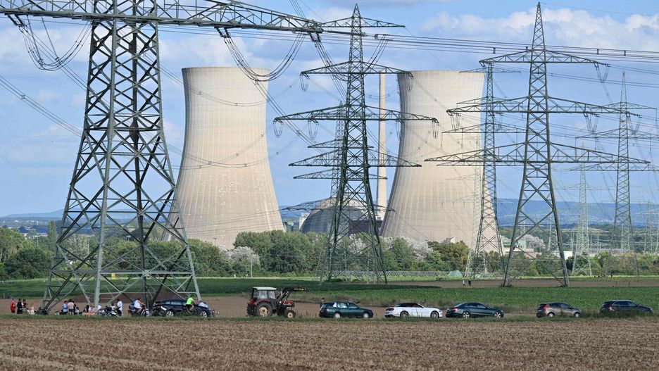 Rozbi�rka elektrowni j?drowej w Grafenrheinfeld
Onlookers gather near the nuclear power plant in Grafenrheinfeld, Germany  on August 16, 2024, shortly before the controlled demolition of its cooling towers. The Graferheinfeld nuclear power plant was shut down after a political decision to phase-out nuclear power following the Fukushima nuclear disaster in 2011. (Photo by DANIEL PETER / AFP)
DANIEL PETER