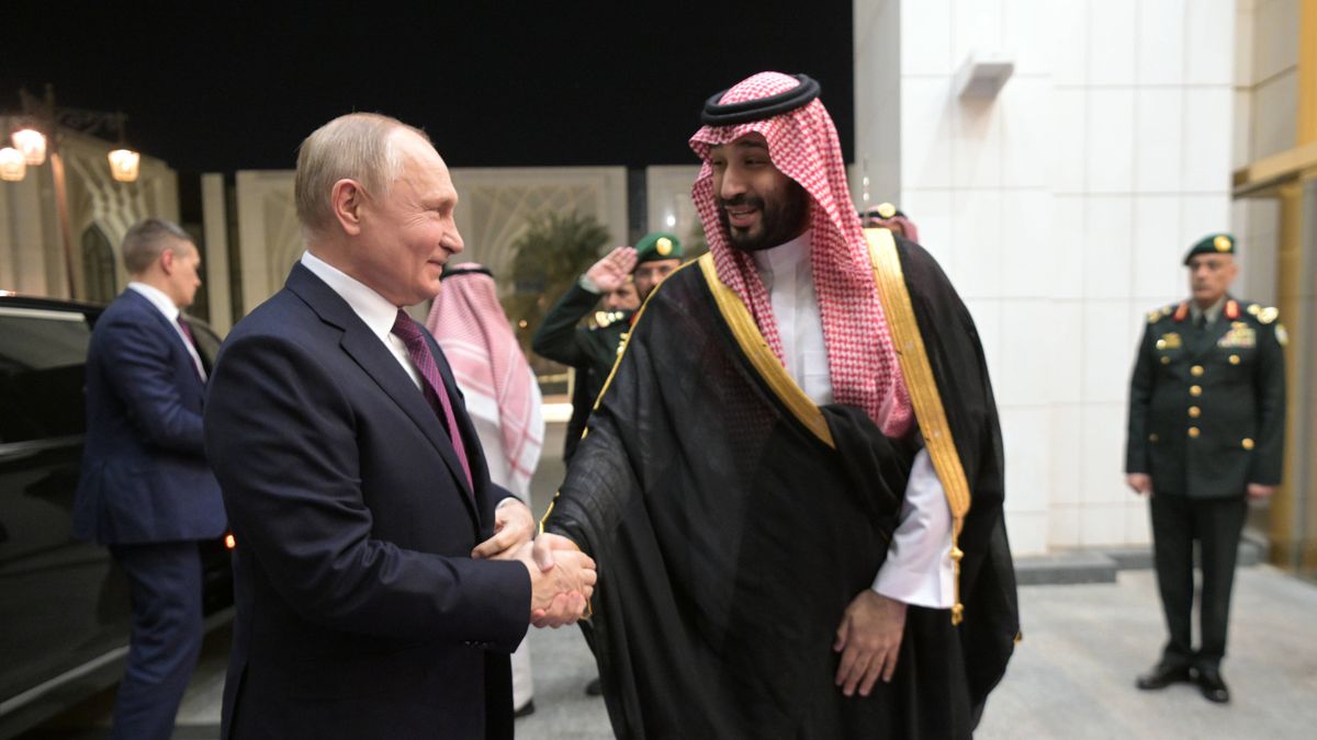 Russian President Vladimir Putin working visit to Saudi Arabia
epa11014300 Saudi Arabian Crown Prince Mohammed bin Salman Al Saud (R) welcomes Russian President Vladimir Putin  (L), during their meeting at Al Yamamah Palace in Riyadh, Saudi Arabia, 06 December 2023. During his one day working visits to UAE and Saudi Arabia, Putin will talk with the leaders of the countries, together with delegations that will include members of the government and representatives of the fuel and energy complex, and personally to discuss cooperation within OPEC+, Ukraine and the Middle East.  EPA/ALEXEI NIKOLSKY / SPUTNIK / KREMLIN POOL MANDATORY CREDIT 
Dostawca: PAP/EPA.
ALEXEI NIKOLSKY / SPUTNIK / KREMLIN POOL
