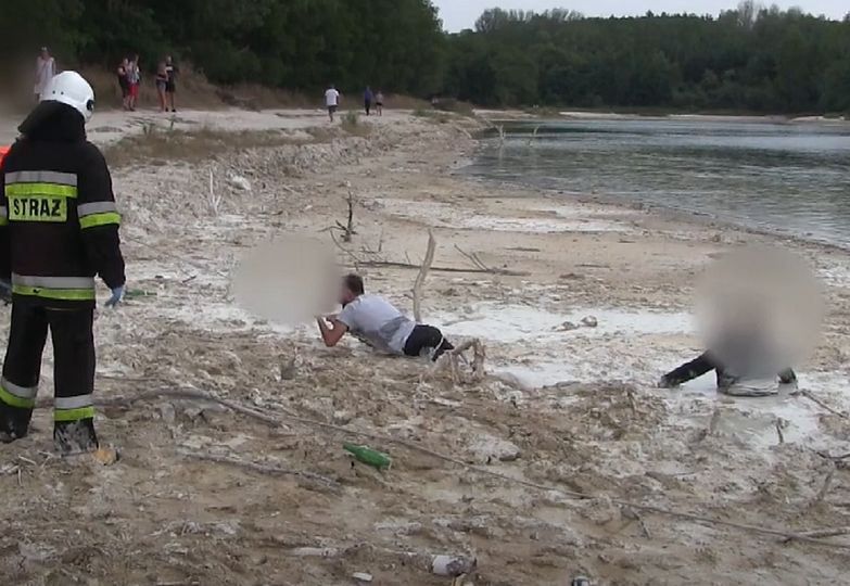 Polskie Malediwy. Dwóch mężczyzn utknęło w szlamie