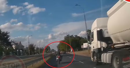 Agresywny motocyklista pod Warszawą. Ludzie nie zostawili suchej nitki