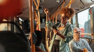 Ogromne mandaty za hałas w autobusie. Brytyjski rząd zaostrza przepisy