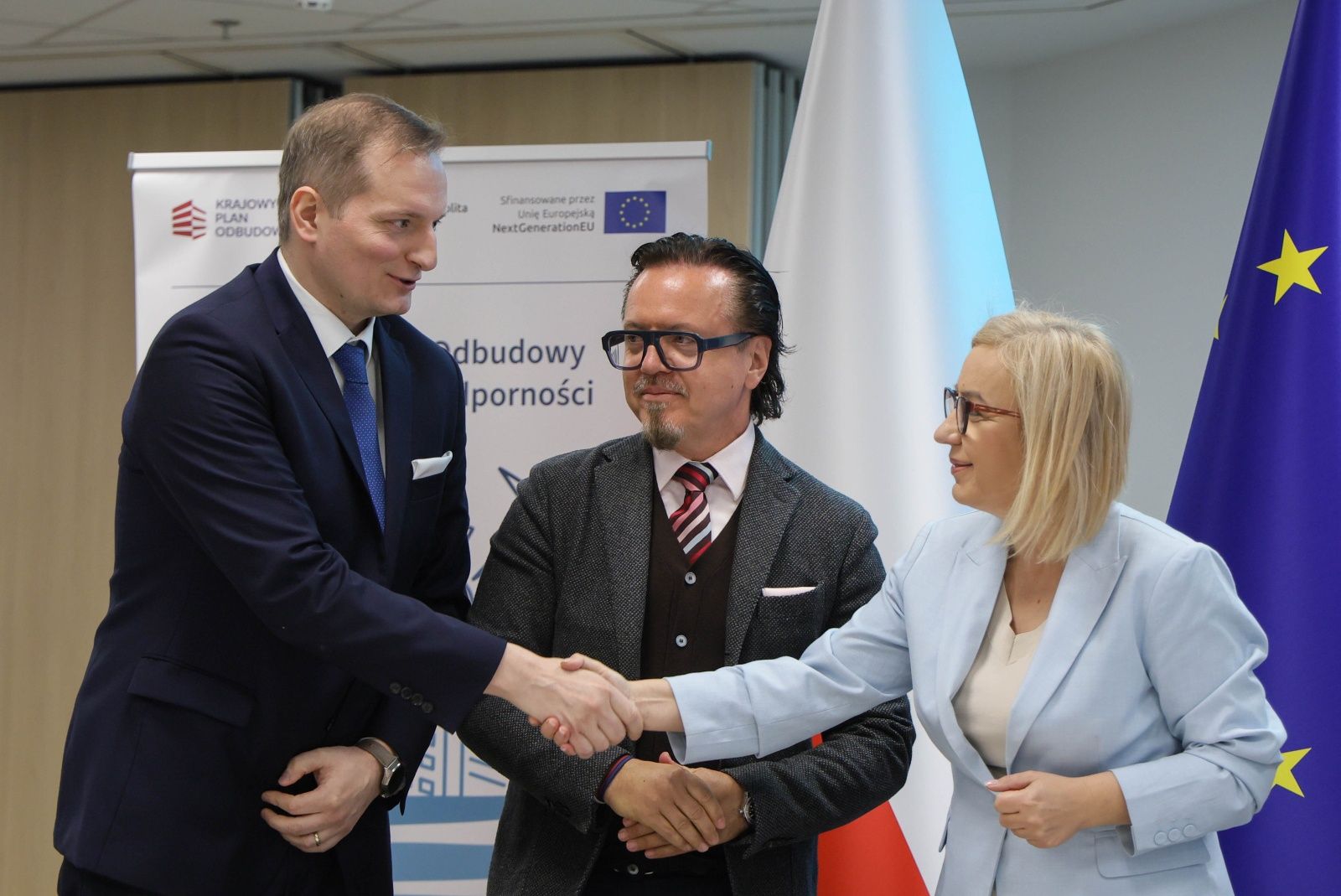 Od lewej: Cyprian Gronkiewicz, prezes ElectroMobility Poland, Wojciech Balczun, minister aktywów państwowych, Paulina Hennig-Kloska, ministra klimatu i środowiska
