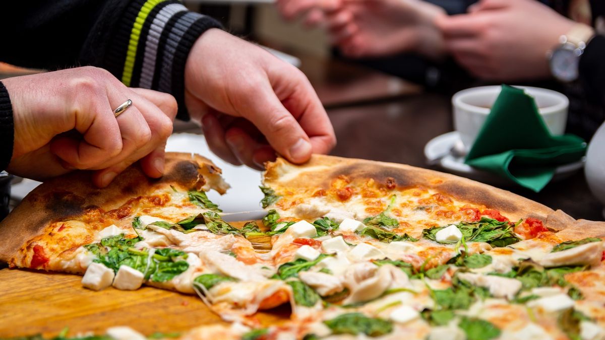 Cztery sposoby jedzenia pizzy.