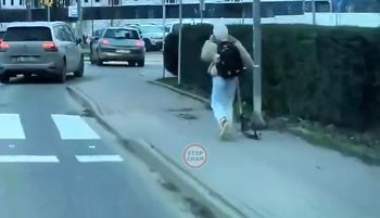 "Nawet nie spojrzała". Dziewczynka nagrana. W ręku miała telefon