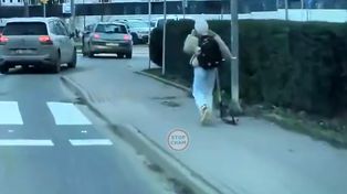 "Nawet nie spojrzała". Dziewczynka nagrana. W ręku miała telefon