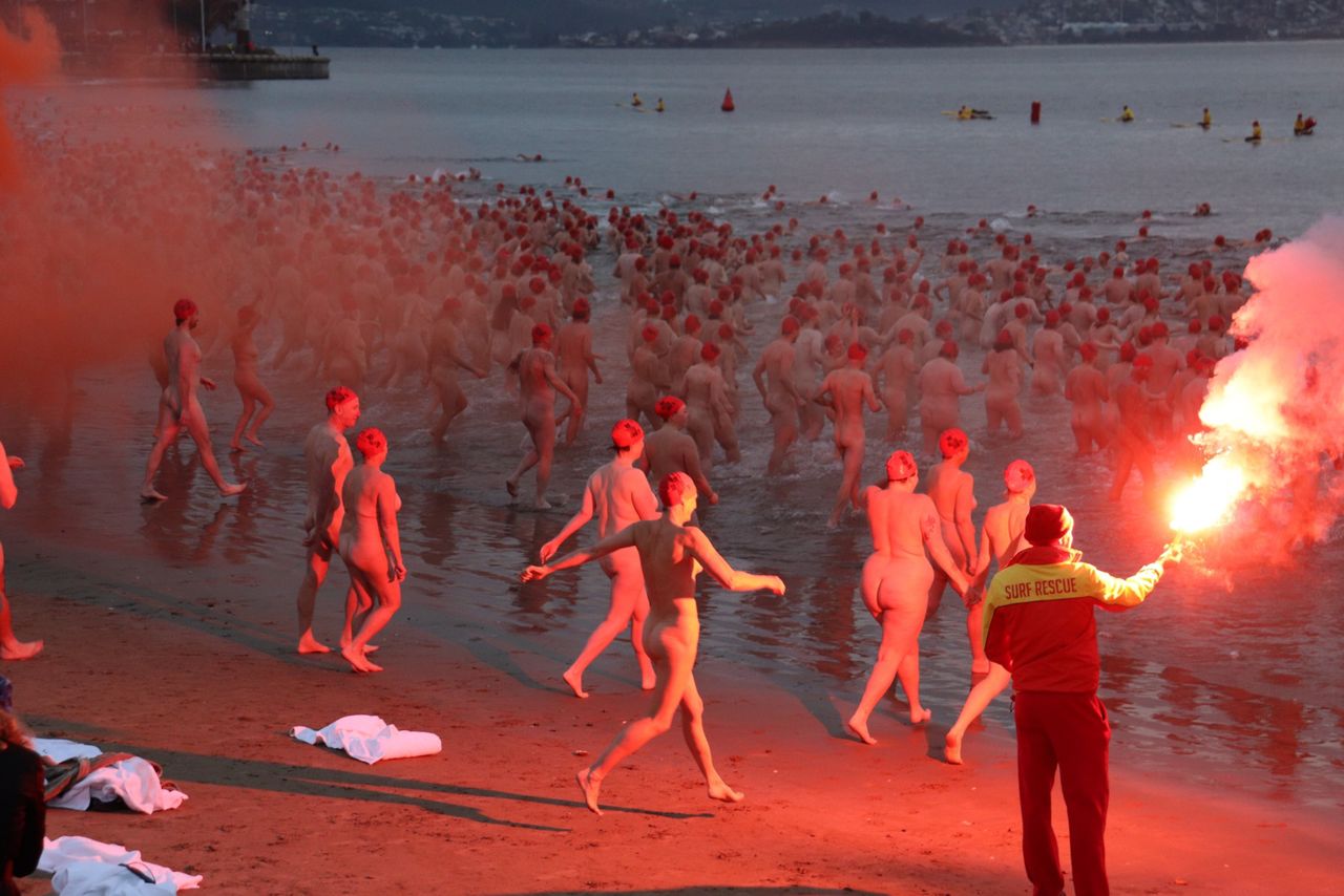 Winter solstice: Thousands swim naked in Hobart's icy Derwent River