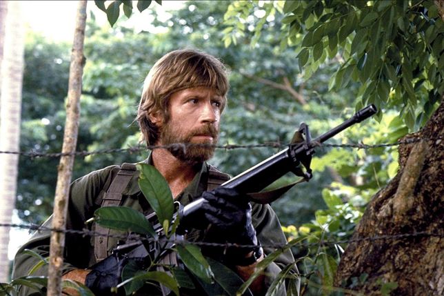 Chuck Norris podczas wietnamskiej misji w "Zaginionym w akcji"