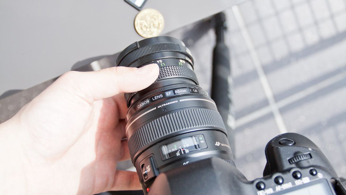 Obiektyw z obustronnym mocowaniem - nietypowy patent zgłoszony przez Canona 1