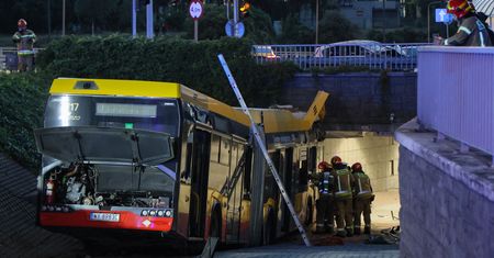 Wypadek autobusu 186 w Warszawie. Prokuratura bada dwie wersje zdarzeń