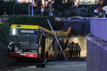 Wypadek autobusu 186 w Warszawie. Prokuratura bada dwie wersje zdarzeń