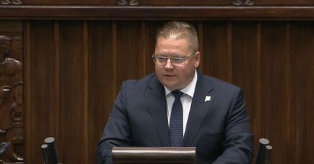 Poseł wywołał burzę wpisem o pociągach. Kim jest Sławomir Ćwik?