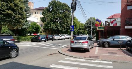 Patoparkowanie w pełnej krasie. Jak można tak zostawić samochód?