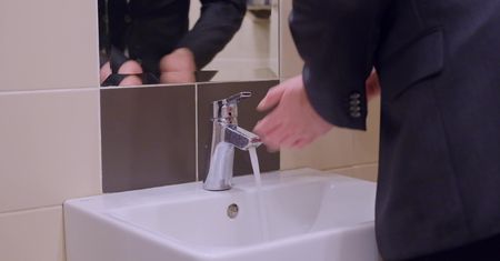 Wywiesili kartkę w toalecie w firmie. Wielu rozbawiła