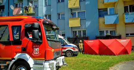 Mężczyzna wypadł z czwartego piętra. Zginął na miejscu