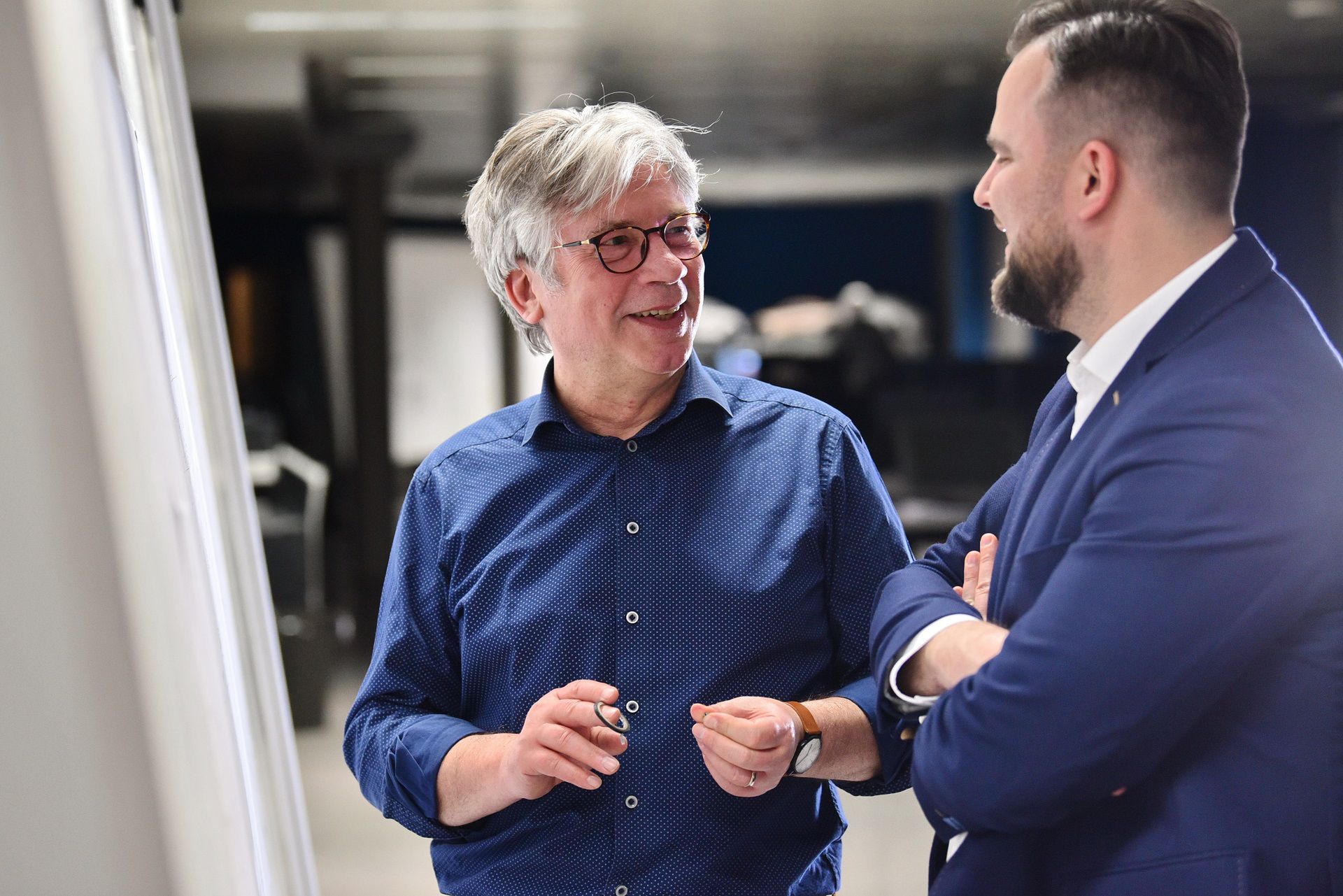 Piotr Zaremba i polski stylista Tadeusz Jelec, który został konsultantem nowego projektu polskiego auta elektrycznego (fot. ElectroMobility Poland)