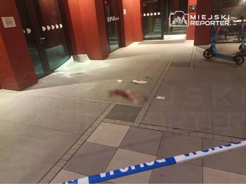 Dramat w akademiku w Warszawie. 20-latek wszedł na szklany daszek, który się pod nim zarwał