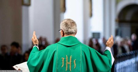Padły kuriozalne słowa. Pary wychodziły z kościoła