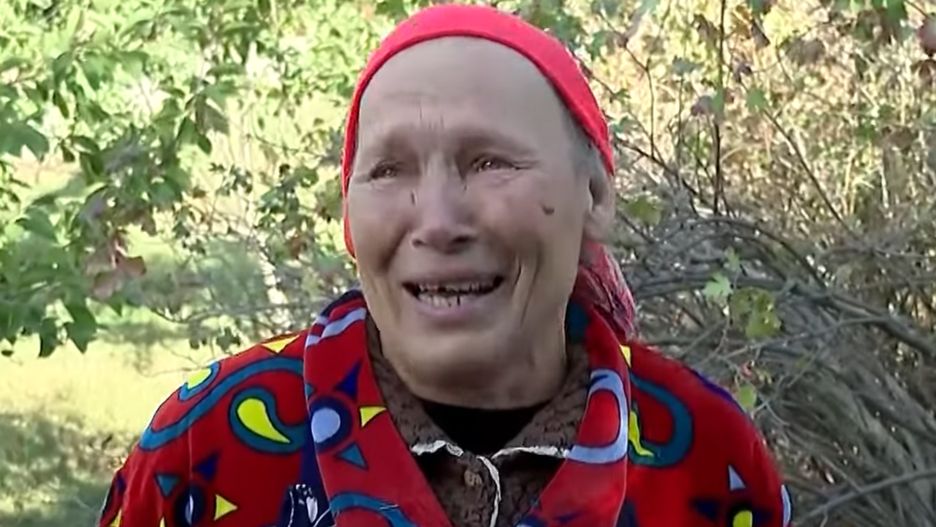 Rosyjska staruszka powitała ukraińskich żołnierzy w odbitej wiosce 