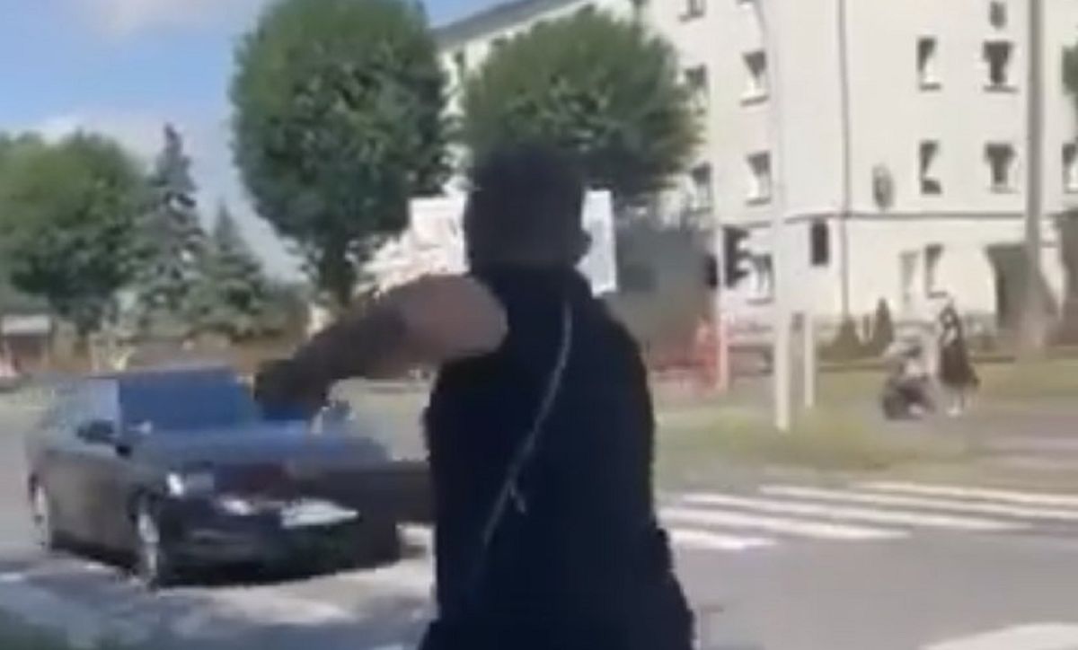 Mężczyzna rzucał jajkami w samochody, gdy Jarosław Kaczyński wyjeżdżał z Gniezna