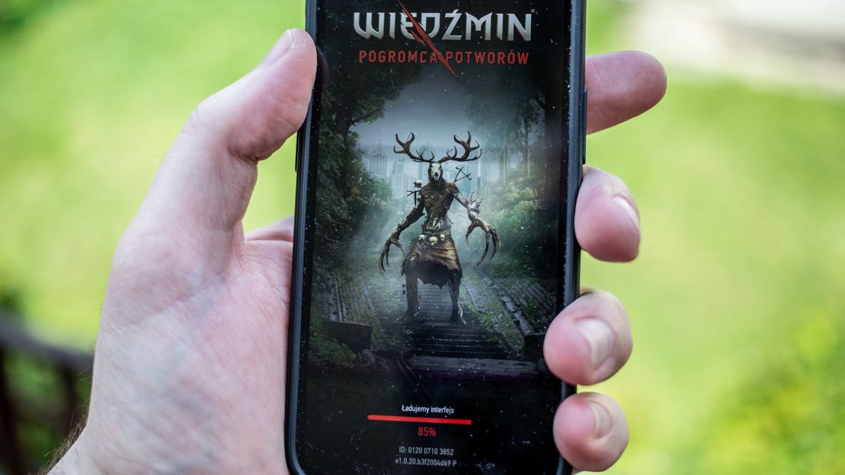 Premiera mobilnej gry "Wied?min: Pogromca Potwor�w"
Fot. Maciej Chmiel/East News, Warszawa, 21.07.2021. Gra mobilna "Wiedzmin: Pogromca Potworow" na ekranie telefonu komorkowego w dniu swiatowej premiery. Przygotowana przez CD Projekt RED i studio Spokko gra wykorzystuje technologie AR (rozszerzona rzeczywistosc). Dzieki temu gracz eksploruje swiat wirtulany w poszukiwaniu potworow, poruszajac sie w rzeczywistym srodowisku.
Maciej Chmiel