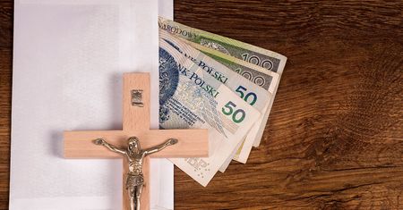 Ile dać księdzu podczas kolędy? Duchowny z TikToka radzi przygotować 3 koperty