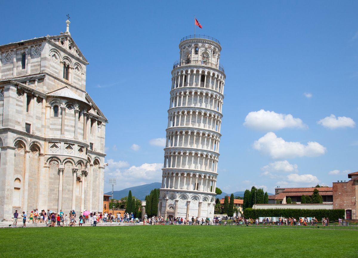 Krzywa Wieża w Pizie przyciąga turystów z całego świata