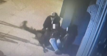 Brutalny napad w centrum Warszawy. Poznajesz sprawcę? Policja pokazała nagranie