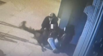Brutalny napad w centrum Warszawy. Poznajesz sprawcę? Policja pokazała nagranie