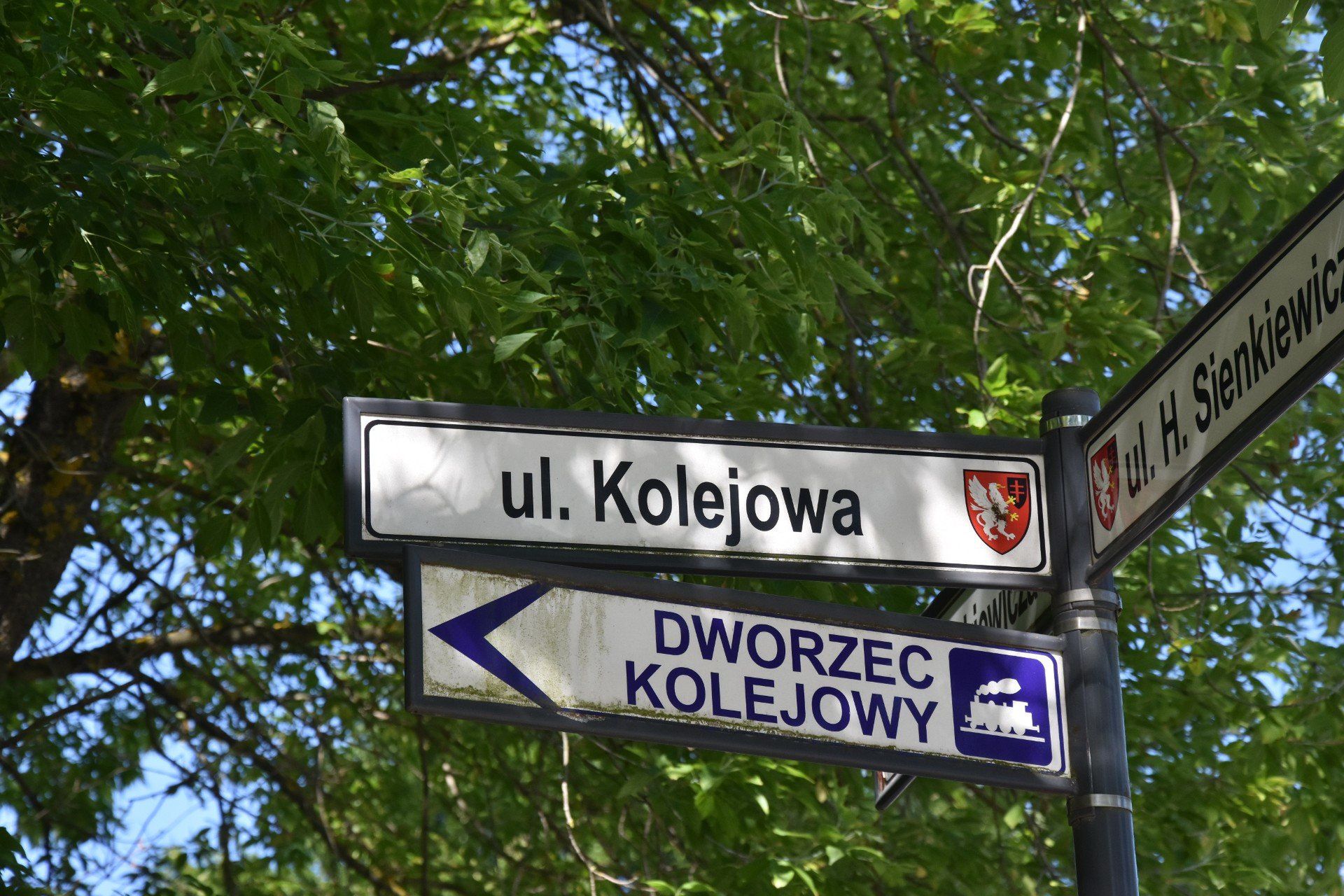 Ulica Kolejowa w Miechowie. Niebezpieczne odpady są zgromadzone na jednej z tutejszych nieruchomości.
