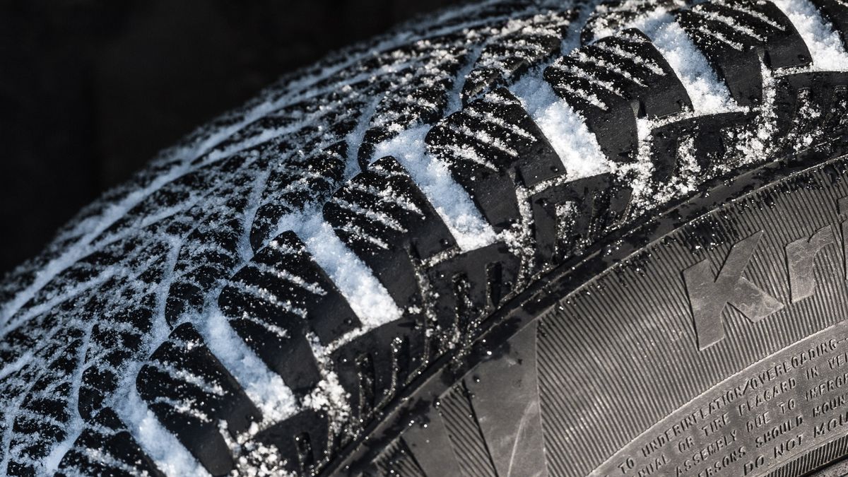 Zmotoryzowani coraz częściej wybierają opony całoroczne. Eksperci nie polecają ich jednak każdemu